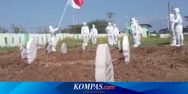 Relawan di Madiun Gelar Upacara Bendera Peringatan HUT RI di Pemakaman Jenazah Covid-19 - Vimarsana News