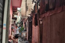 Puluhan Kontrakan di Kebayoran Lama Dilahap Api, Warga Bersihkan Puing Sisa Kebakaran
