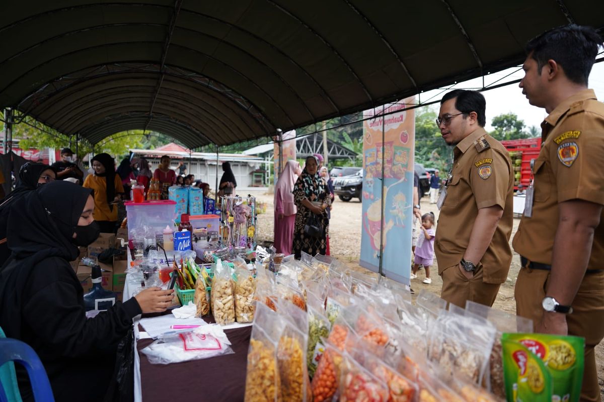 Pemkab HST menggelar pasar murah di 13 titik untuk menekan inflasi dan membantu masyarakat untuk mendapatkan bahan pokok yang lebih murah.