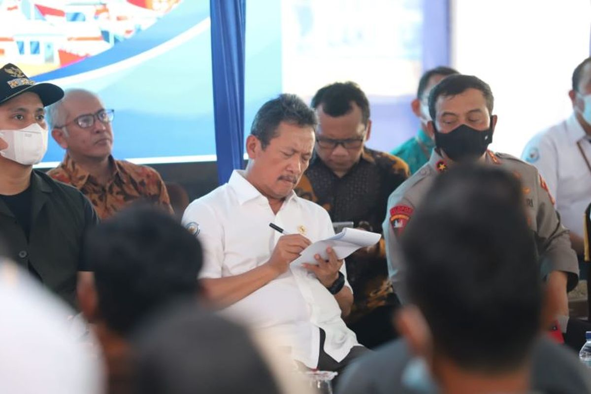 Menteri Kelautan dan Perikanan Sakti Wahyu Trenggono menampung aspirasi masyarakat nelayan saat melakukan kunjungan kerja di TPI Tawang, Kabupaten Kendal, Jawa Tengah, Minggu (11/9/2022).