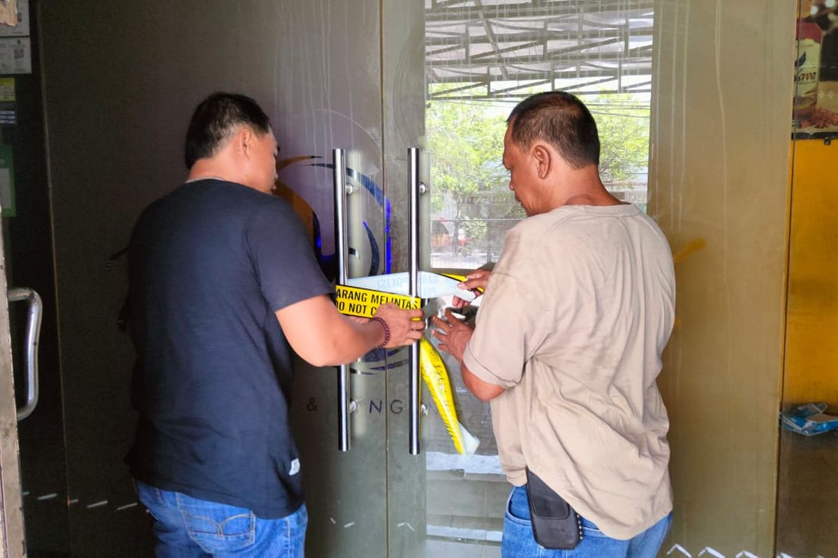 Polisi saat memasang police line di diskotek Jalan Kenjeran, Surabaya