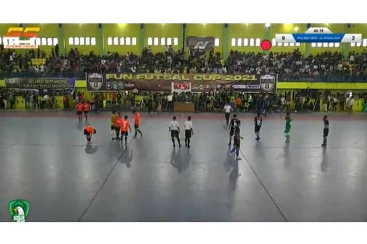 Tangkapan layar unggahan pertandingan futsal antara Polsek Medan Kota melawan Al Washliyah yang dipenuhi penonton.