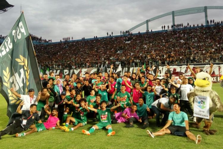 Para pemain, ofisial, pelatih, dan manajemen PSS Sleman saat berfoto bersama merayakan lolos Liga 1.
