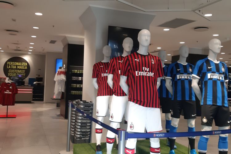 Jersey yang dijual di San Siro Store di Stadion Giuseppe Meazza, San Siro, Milan.