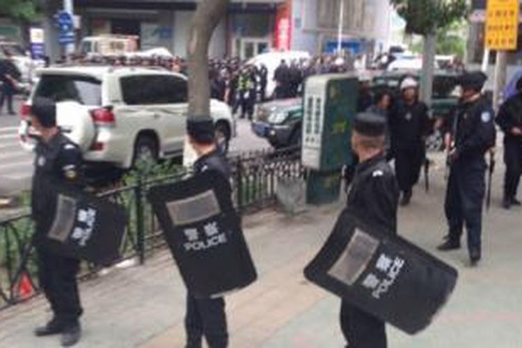 Aparat keamanan bersiaga setelah ledakan terjadi di pasar Urumqi.