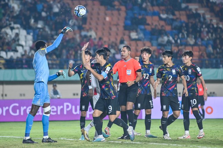 Situasi ketegangan antara pemain Timnas U17 Korea Selatan dan kiper Burkina Faso Isidore Traore pasca Korea mencetak gol dalam matchday ketiga di Stadion Si Jalak Harupat (SJH) Soreang, Kabupaten Bandung, Sabtu (18/11/2023)
