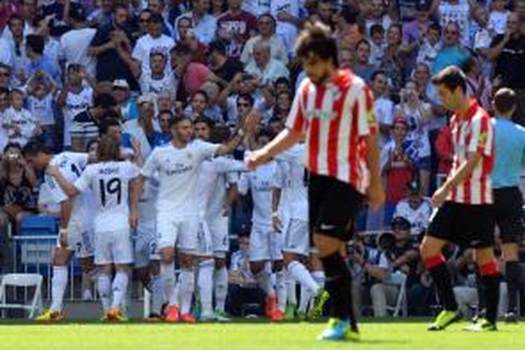 Penyerang Real Madrid, Karim Benzema (tengah) saat merayakan gol pertama timnya ke gawang Atletic Bilbao yang dicetak Isco pada lanjutan Liga BBVA di Stadion Santiago Bernabeu, Minggu (1/9/2013). Madrid menang 3-1 pada laga tersebut. 