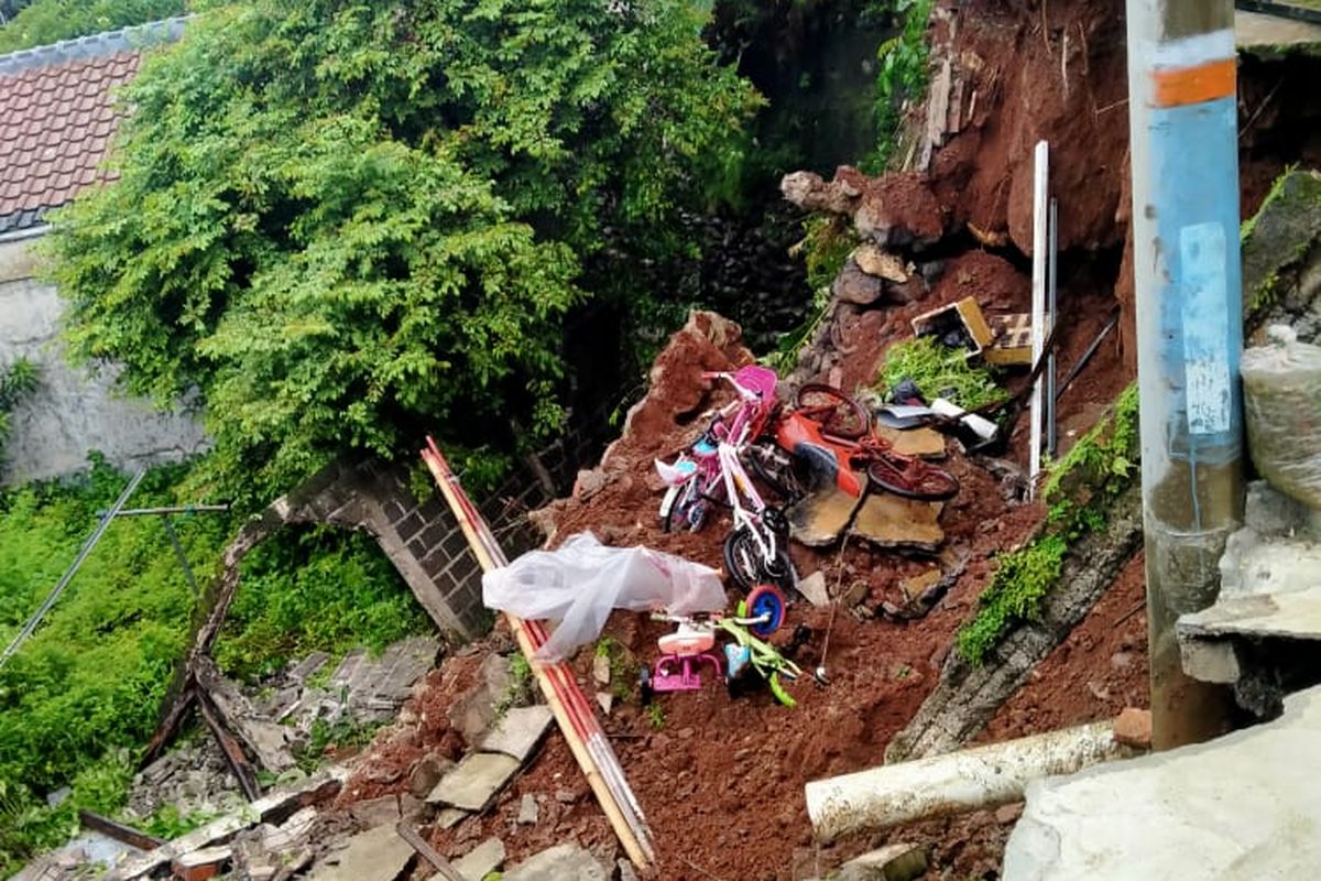 Insiden tanah longsor kembali terjadi di Depok, Jawa Barat, Kamis (18/2/2021), kali ini tepatnya di Perumahan Griya Merdeka Timur, Abadi Jaya, Sukmajaya. Longsor terjadi di dinding Kali Kupet yang bermuara di Setu Pengarengan, persis di belakang 2 unit rumah warga.