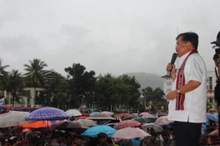 Calon Wakil Presiden Jusuf Kalla saat berkampanye di Tribun Lapngan Merdeka Ambon, Sabtu (14/6/2014) sore. meski diguyur hujan, ribuan warga Kota Ambon tetap menyimak apa yang disampaikan JK