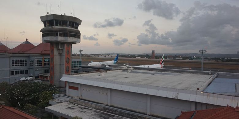 Melihat pesawat di rooftop Novotel Bali Ngurah Rai Airport, Rabu (11/7/2018).