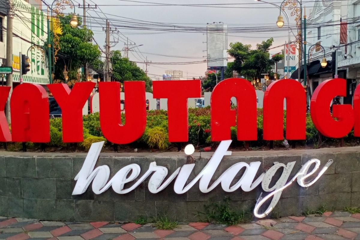 Huruf G dan E dari logo atau signage tulisan Kayutangan Heritage di simpang Rajabali, Kota Malang, Jawa Timur terpantau rusak.