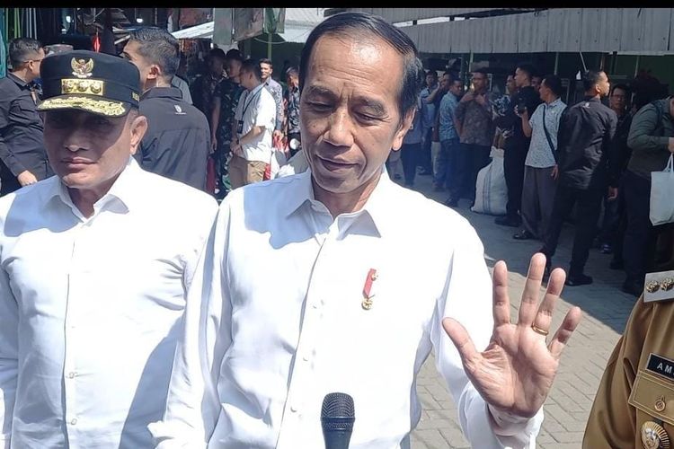 Jokowi saat meninjau Pasar Brahrang, di Kota Binjai, Sumatera Utara, Jumat (25/8/2023). 