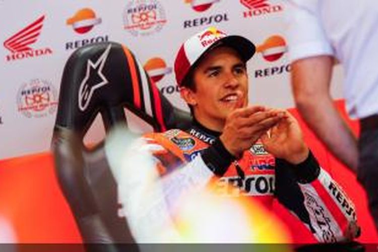 Pebalap Repsol Honda asal Spanyol, Marc Marquez, berdiskusi dengan timnya di paddock Sirkuit Assen pada sesi kualifikasi GP Belanda, Jumat (27/6/2014).