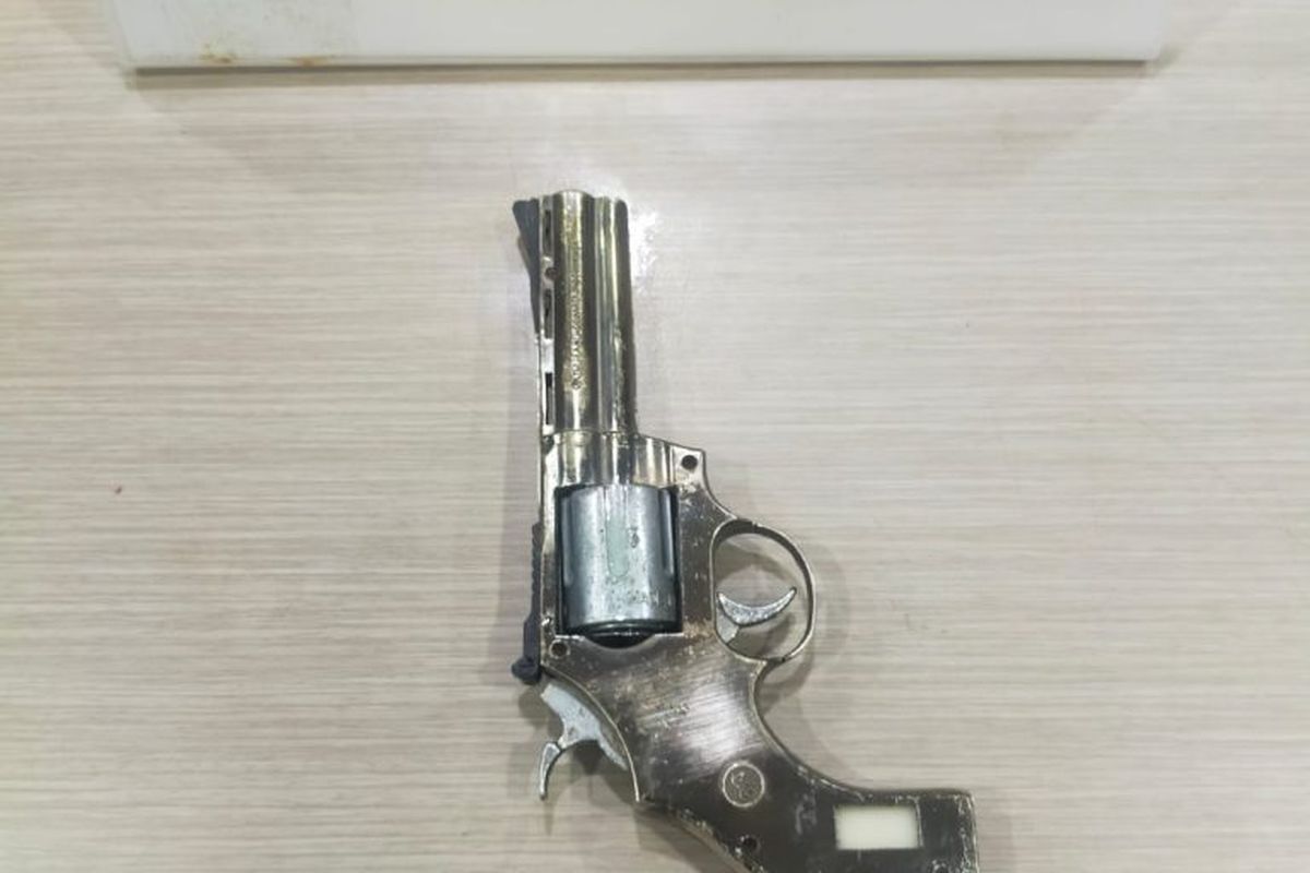 Penampakan replika pistol yang digunakan perampok di Labuhan Batu saat beraksi.