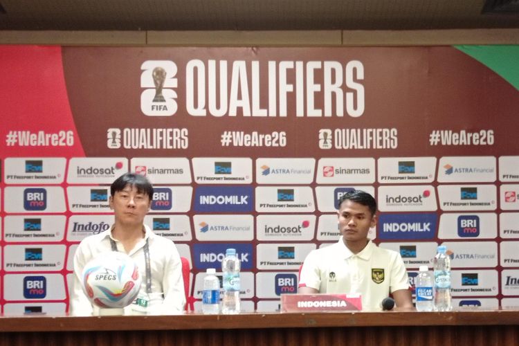Shin Tae-yong (kiri) dan Dimas Drajad (kanan) menghadiri konferensi pers setelah laga Kualifikasi Piala Dunia 2026 zona Asia, Indonesia vs Brunei Darussalam, Kamis (12/10/2023).