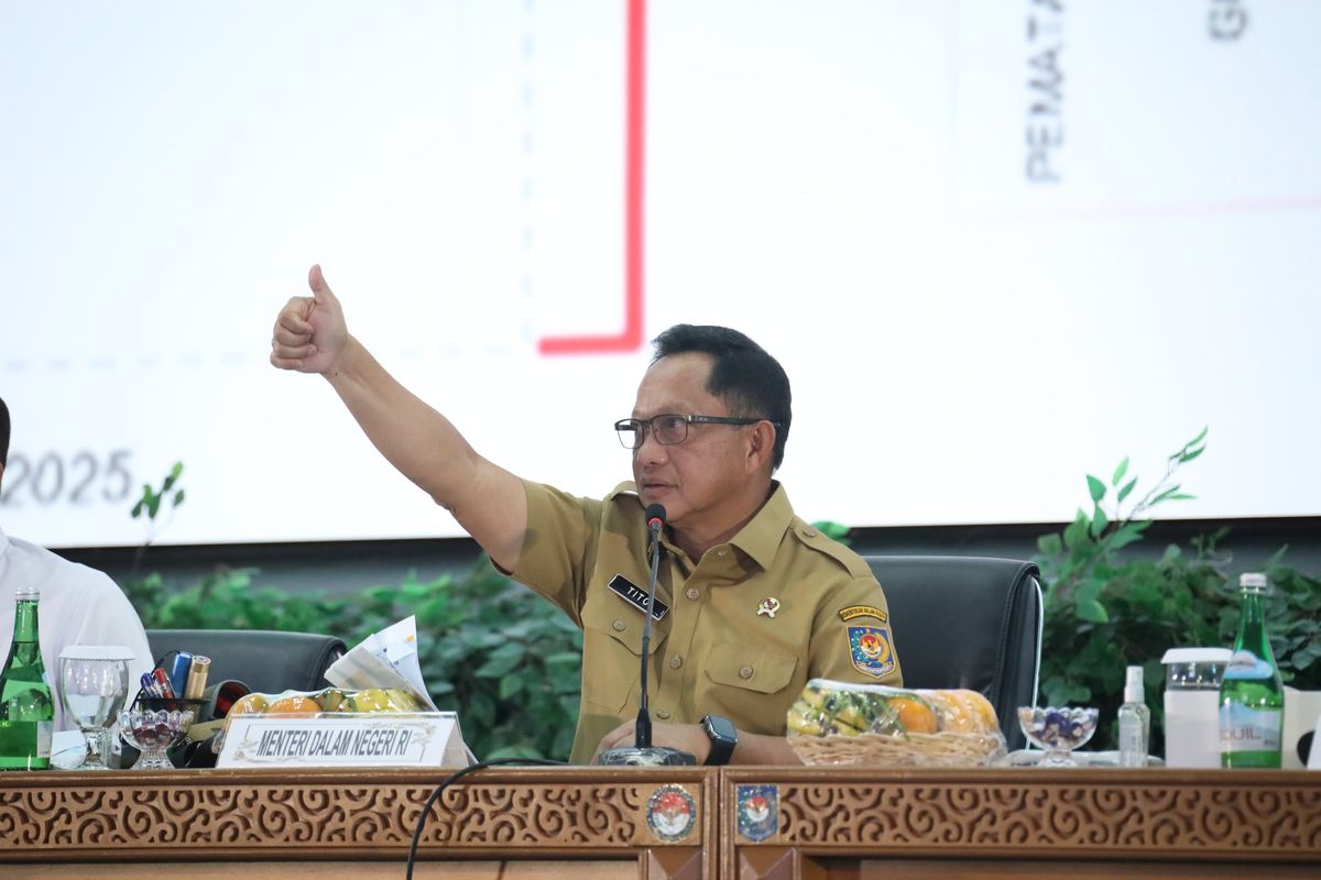Menteri Dalam Negeri (Mendagri) Muhammad Tito Karnavian dalam Rapat Koordinasi (Rakor) Pengendalian Inflasi Daerah yang dirangkaikan dengan Program Koperasi Desa/Kelurahan Merah Putih dan Program Tiga Juta Rumah di Balairung Rudini, Kampus IPDN Jatinangor, Kabupaten Sumedang, Jawa Barat, Senin (27/10/2025).