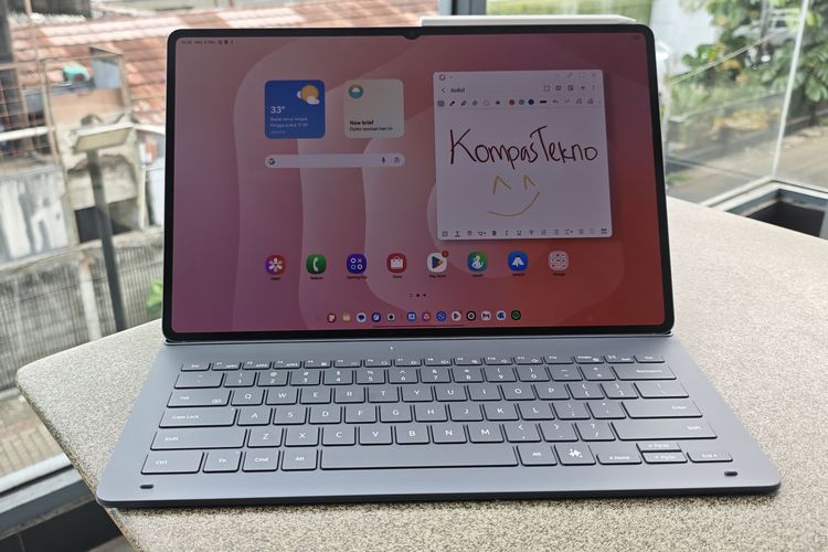 Samsung Galaxy Tab S11 Ultra punya ukuran layar yang besar, yaitu 14,6 inci. Panelnya menggunakan Dynamic AMOLED beresolusi 2.960 x 1.848 piksel dengan refresh rate 120 Hz. 
