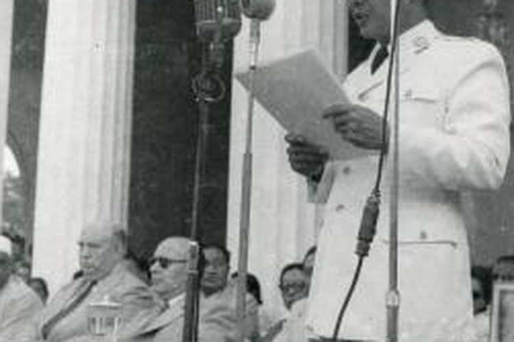 Presiden Soekarno menyampaikan pidato kenegaraan pada peringatan 5 tahun kemerdekaan RI di halaman Istana Merdeka pada 17 Agustus 1950.