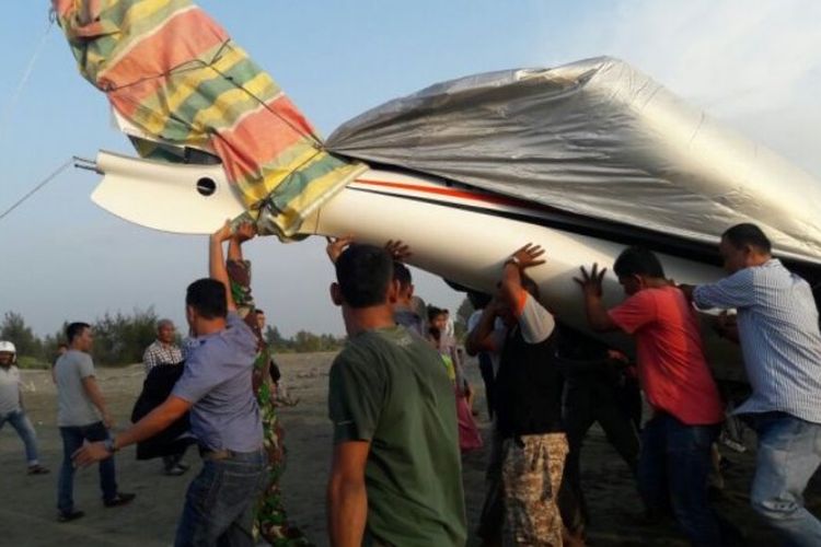 Pesawat jenis Shark Aero milik Gubernur Aceh, Irwandi Yusuf mendarat darurat di pesisir pantai Gampong Lam Awe, Kecamatan Peukan Bada, Aceh Besar, Sabtu (17/2) sekitar pukul 15.15 WIB 