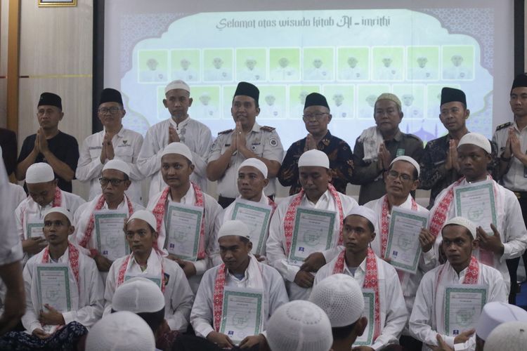 20 Narapidana Lapas Mojokerto Diwisuda Usai Hafal Kitab Tata Bahasa Arab