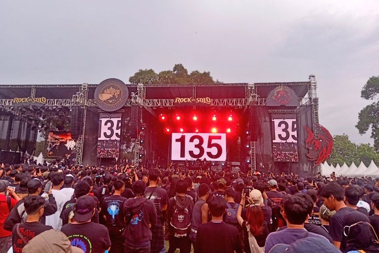 Band trash metal asal Kota Malang Dazzle mengangkat Tragedi Kanjuruhan pada penampilannya di salah satu festival musik, Rock in Solo 2023 di Benteng Vastenburg Solo, Minggu (10/12/2023) siang.