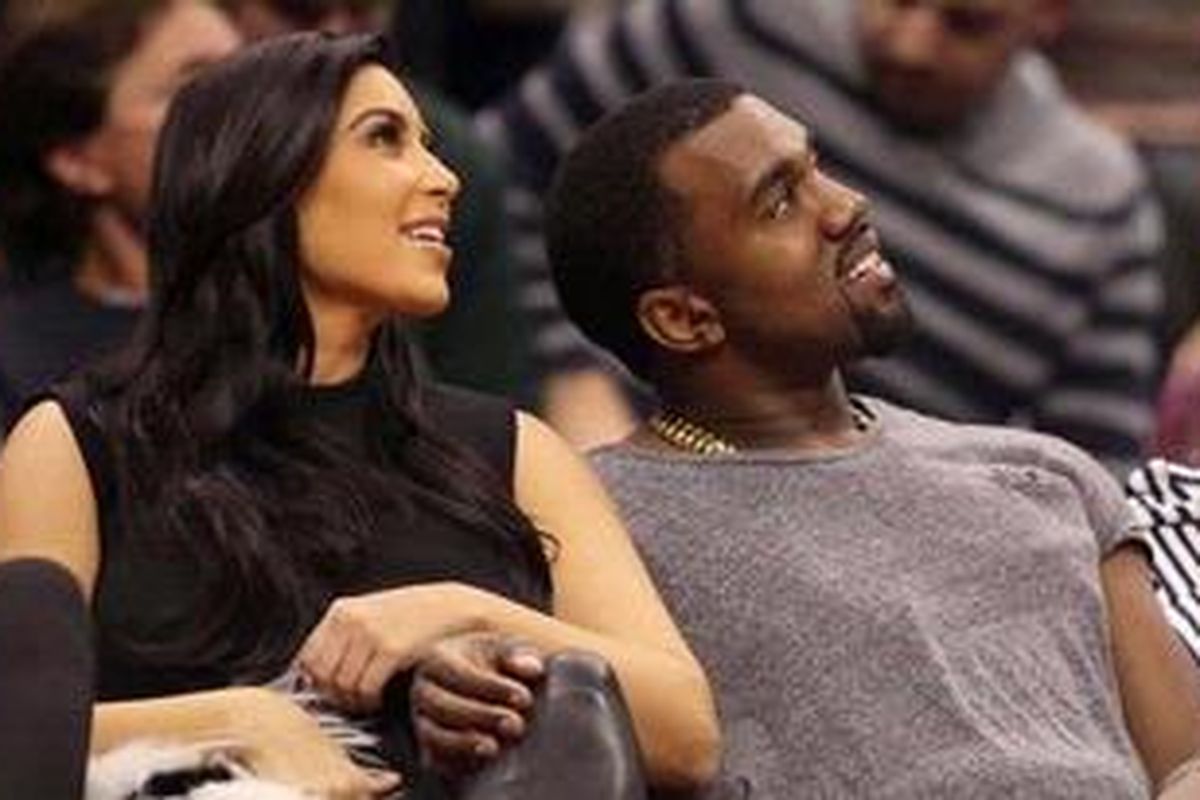 Kim Kardashian dan Kanye West menonton pertandingan bola basket NBA antara Denver Nuggets dengan  Los Angeles Clippers di Staples Center, Los Angeles (California, AS), 25 Desember 2012 waktu setempat. 