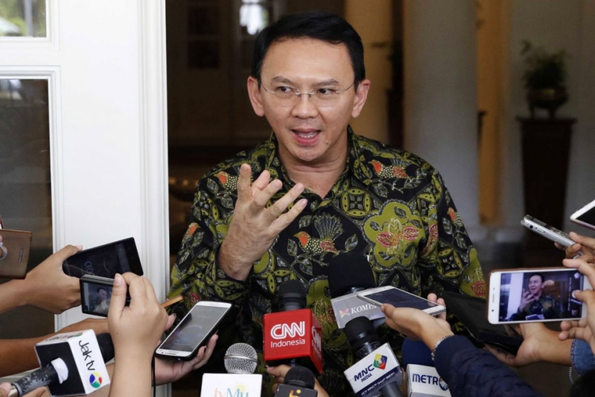 Gubernur DKI Jakarta Basuki Tjahaja Purnama atau Ahok memberikan keterangan pers di Balai Kota, Jakarta Pusat, Kamis (20/4/2017). Pada sidang tuntutan hari ini, Jaksa Penuntut Umum menyatakan Ahok bersalah dalam kasus dugaan penodaan agama dan dipidana 1 tahun penjara dengan masa percobaan 2 tahun.