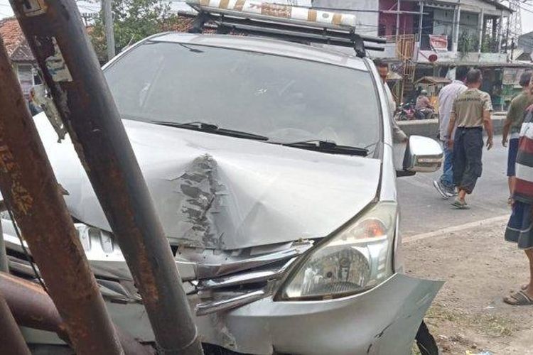 Warga menemukan jasad bayi di mobil yang alami kecelakaan tunggal di Jalan Raya Ahmad Yani, Desa Mekarjaya, Kecamatan Purwasari, Kabupaten Karawang, Jawa Barat, pada 10 April 2025.
