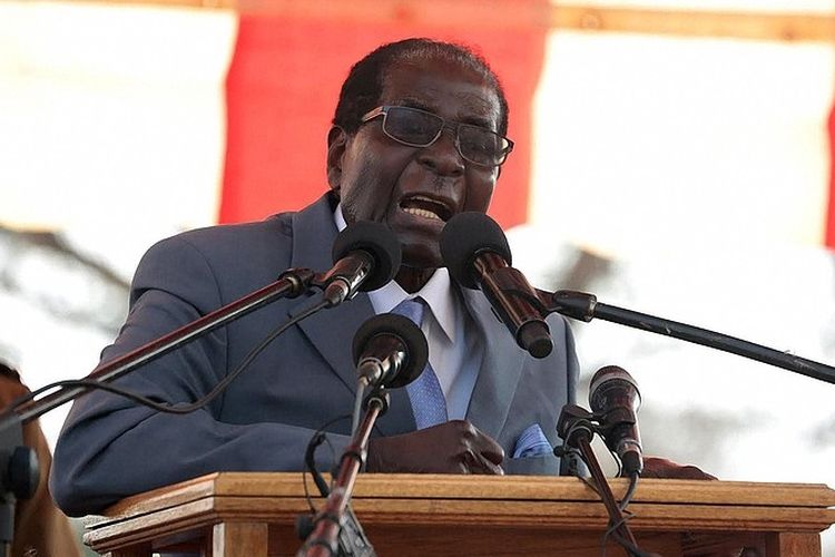 Robert Mugabe ketika berbicara di hadapan para pendukungnya. Saat ini, presiden 93 tahun tersebut menghadapi pemakzulan yang dihembuskan oleh mantan partainya, Zanu-PF