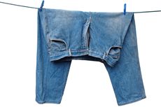 4 Tips Mencuci Jeans Warna Gelap agar Tidak Mudah Luntur