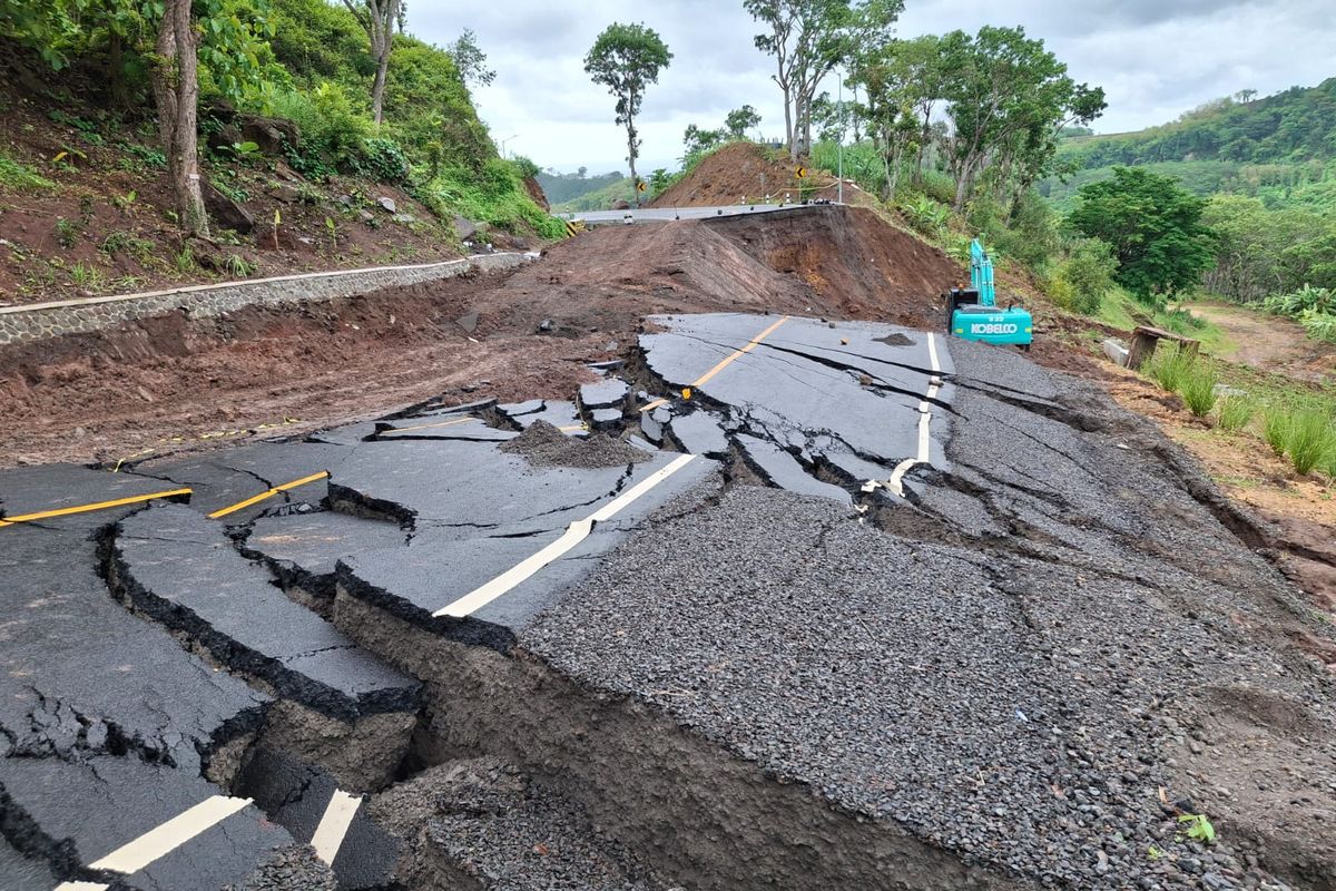 Alat berat mulai melakukan perbaikan sementara jalan ambles di JLS, Desa Sumberoto, Kecamatan Donomulyo, Kabupaten Malang, Jumat (13/12/2024).