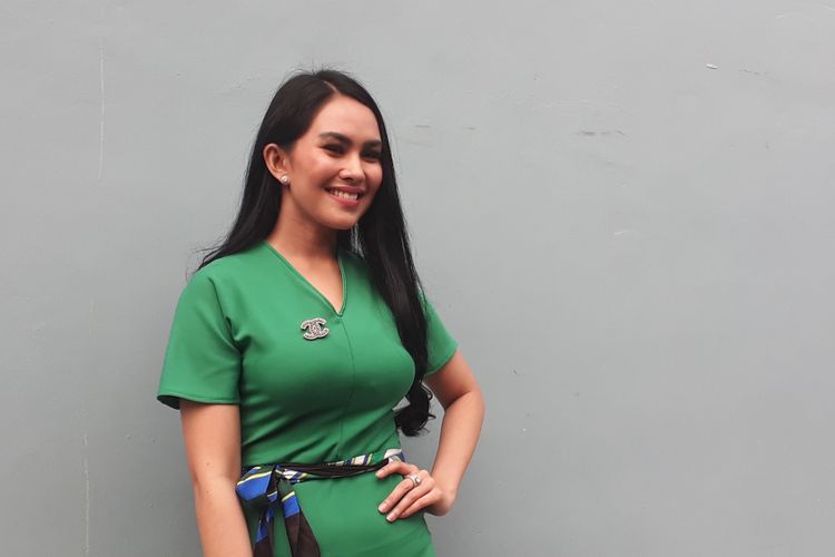 Kartika Putri diabadikan seusai mengisi acara bincang-bincang di Jakarta Selatan, Rabu (26/4/2017). 