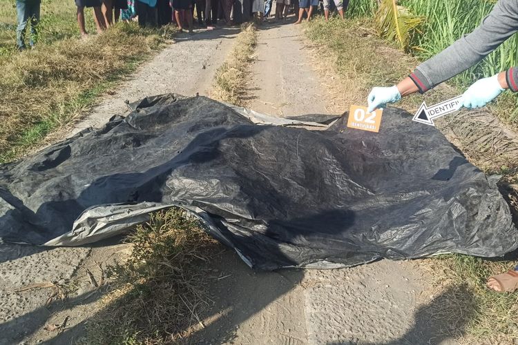 Dok polres purworejo: polisi melakukan olah TKP atas penemuan mayat penuh luka di Purworejo 