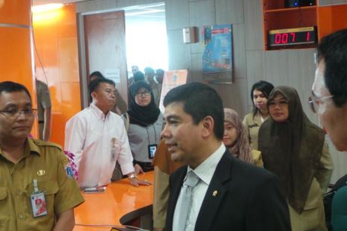 (dari kiri ke kanan) Kepala Badan Pelayanan Terpadu Satu Pintu (BPTSP) DKI Edy Junaedi Harahap, Menteri PAN dan RB Yuddy Chrisnandi, dan Gubernur DKI Jakarta Basuki Tjahaja Purnama saat inspeksi mendadak (sidak) di BPTSP DKI, pada 22 Juli 2015. 