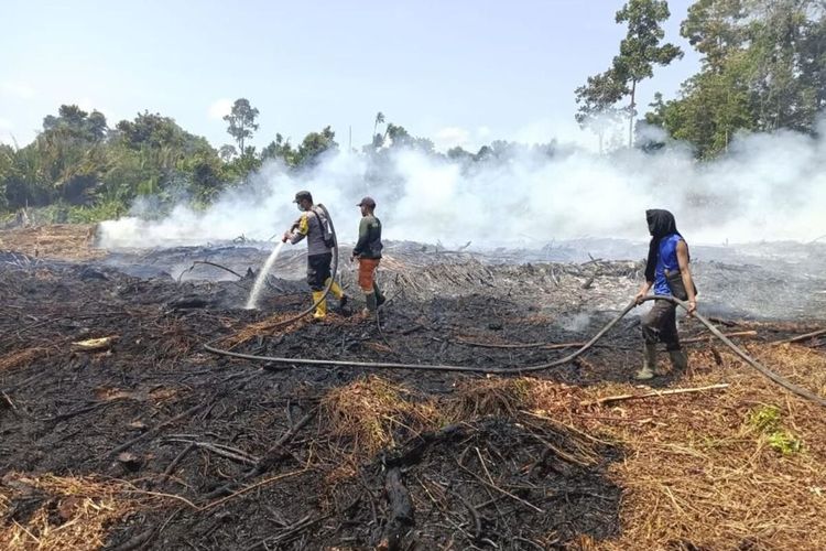 Petugas berjibaku mematikan api karhutla di Desa Kembung Luar, Kecamatan Bantan, Kabupaten Bengkalis, Riau, Minggu (19/3/2023).