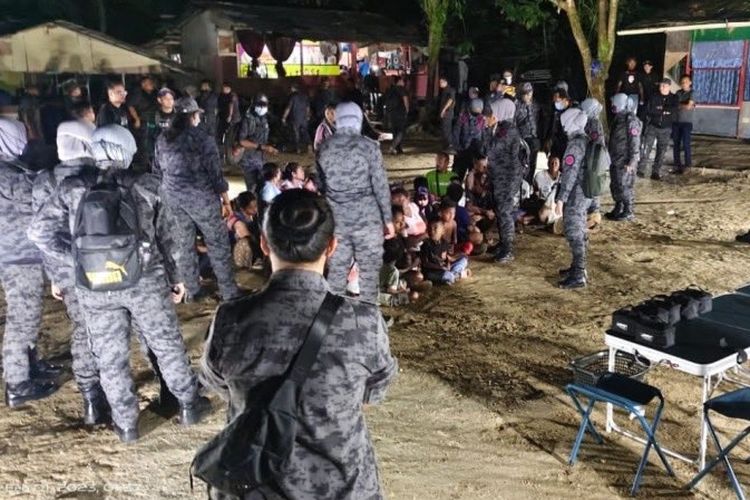 Petugas Imigrasi Malaysia menggrebek perkampungan ilegal warga Indonesia di Nilai Spring, Seremban, Negeri Sembilan pada Rabu (1/2/2023) dini hari waktu setempat.