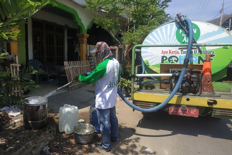 Petugas pemerintah mengisi air bersih bantuan untuk mengatasi kekurangan air di lingkungan Lebak Tumpang, Kecamatan Mojoroto, Kota Kediri, Jawa Timur, Sabtu (23/11/2019).