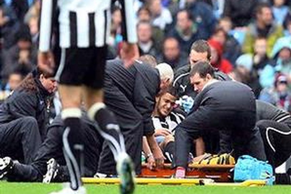 Gelandang Newcastle United, Hatem Ben Arfa, mengalami patah tulang betis akibat tekel pemain Manchester City, Nigel De Jong, dalam lanjutan Premier League, 3 Oktober lalu. 