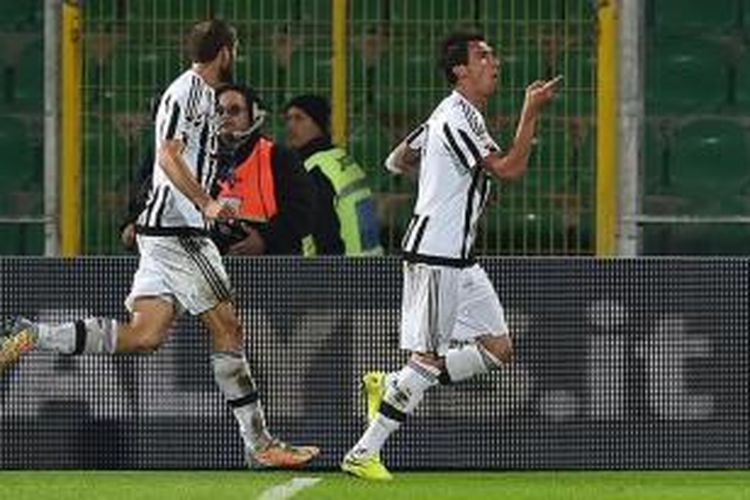 Mario Mandzukic rayakan gol Juventus ke gawang Palermo, Minggu (29/11/2015). 