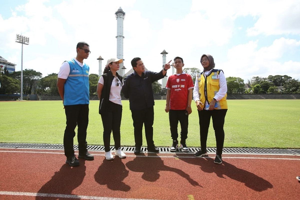 Direktur Utama PT PLN (Persero) Darmawan Prasodjo didampingi Ketua Umum (Ketum) Persatuan Sepak Raga Seluruh Indonesia (PSSI) Erick Thohir, Menteri Pemuda dan Olahraga (Menpora) Zainudin Amali, Wali Kota (Walkot) Solo Gibran Rakabuming Raka, dan Direktur Prasarana Strategis Kementerian Pekerjaan Umum dan Perumahan Rakyat (PUPR) Essy Asiah melakukan pengecekan kesiapan Stadion Manahan Solo untuk gelaran Piala Dunia U-20, Minggu (12/3/2023). 