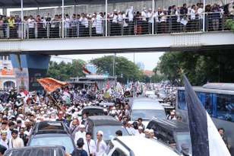 Massa demonstran menuju Istana Merdeka dan Balai Kota DKI, Jakarta Pusat, Jumat (4/11/2016). Massa menggelar aksi menuntut Polri untuk menegakkan hukum dan memproses Basuki Tjahaja Purnama atau Ahok terkait pernyataannya yang dinilai menyinggung umat muslim di Indonesia.