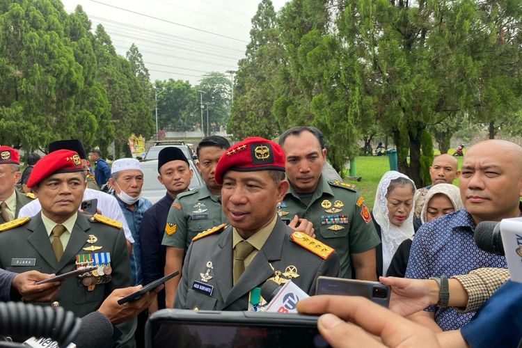 Panglima TNI Jenderal Agus Subiyanto usai proses pemakaman Doni Monardo di Taman Makam Pahlawan (TMP) Kalibata, Jakarta Selatan, Senin (4/12/2023).