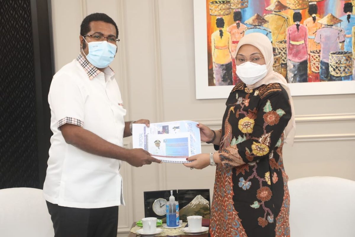 Menteri Ketenagakerjaan (Menaker) Ida Fauziyah saat menerima kunjungan Bupati Kabupaten Biak Numfor Herry Ario Naap di Kantor Kementerian Tenaga Kerja (Kemnaker), Jakarta, Selasa (30/3/2021).
