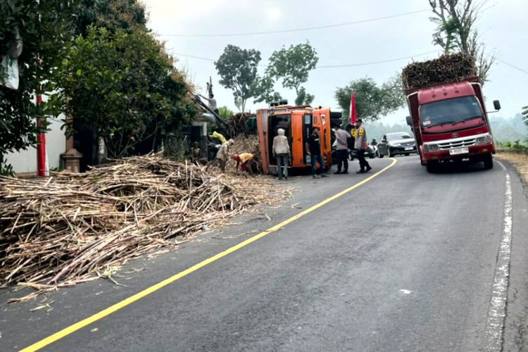 Truk Tebu Terguling, Arus Lalu Lintas Blitar-Malang Tersendat Belasan Jam