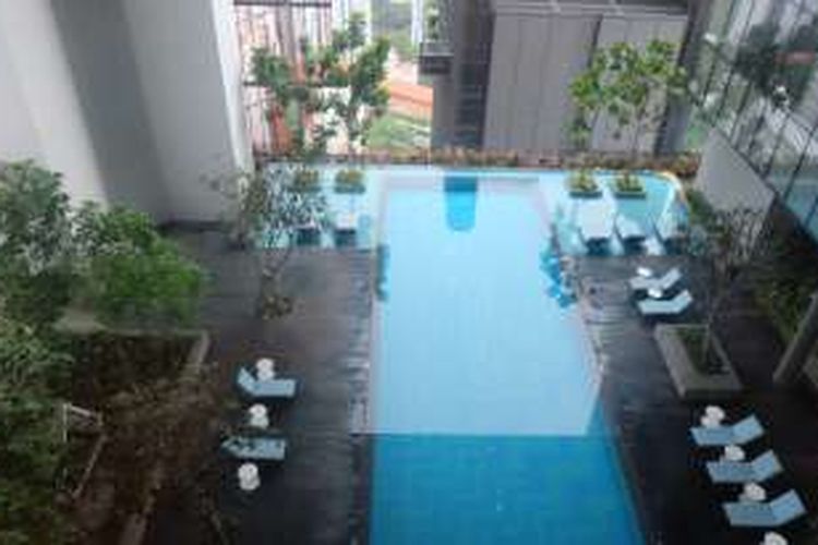 Kolam renang infinty di lantai 21 Oasia Hotel Downtown Singapura.