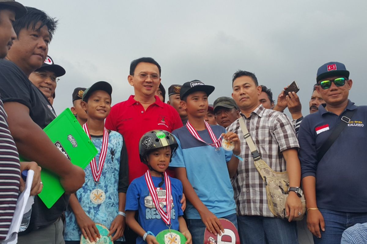 Gubernur non-aktif DKI Jakarta Basuki Tjahaja Purnama (Ahok) berfoto bersama para juara Kompetisi Skateboard Nasional Kalijodo Clash di RPTRA Kalijodo, Jakarta Utara, Minggu (26/3/2017). 