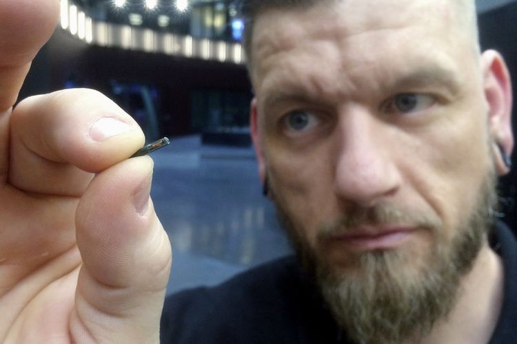 Microchip yang ditanam di tubuh warga Swedia.