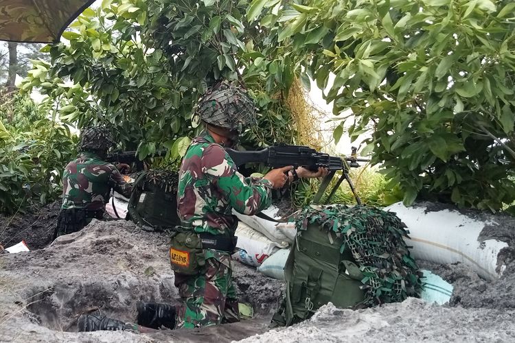 Prajurit Bataliyon Marinir Pertahanan Lantamal IV melaksanakan Latihan Opshantai di Pantai Gasing Tanjungpinang, Kamis (9/6/2022) pagi.