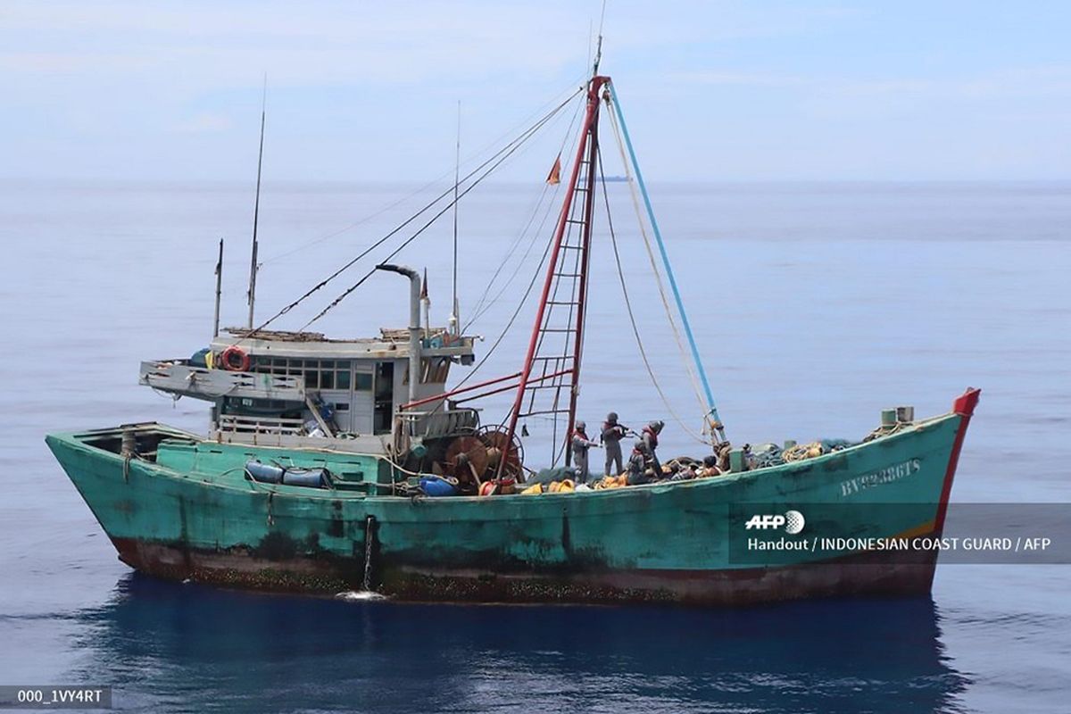 Foto handout diambil Minggu (26/7/2020) dan dirilis pada Rabu (29/7/2020), memperlihatkan suasana penangkapan kapal ikan asal Vietnam di Laut Natuna Utara, Kabupaten Natuna, Kepulauan Riau. Penangkapan kapal asing yang diduga melakukan aktivitas pencurian ikan tersebut dilakukan saat KN Pulau Dana  323 melakukan patroli.