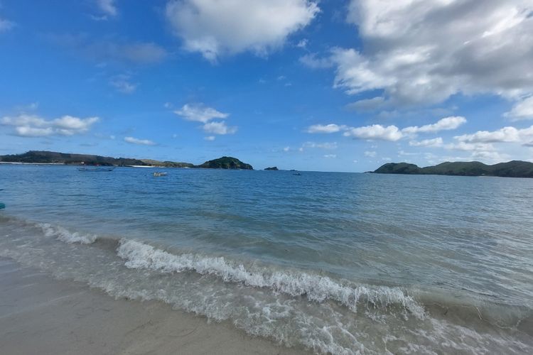 Suasana Pantai Tanjung Aan, Pujut, Lombok Tengah, Nusa Tenggara Barat, Selasa (6/12/2022).